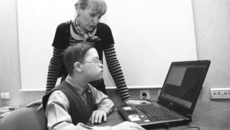 Миша Архипов с увлечением осваивает рисование на компьютере. Фото Сергея ДЯТЛОВА