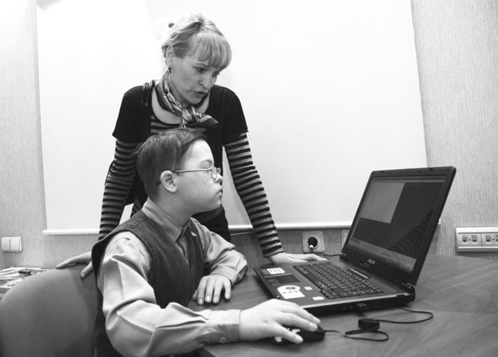 Миша Архипов с увлечением осваивает рисование на компьютере. Фото Сергея ДЯТЛОВА