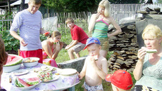 Роль главы семейства выполняет «старшая» мама Татьяна Николаевна, чьими заботливыми руками сочная ягода была равномерно распределена между всеми членами семейства