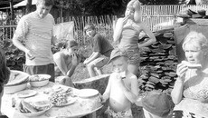 Роль главы семейства выполняет «старшая» мама Татьяна Николаевна, чьими заботливыми руками сочная ягода была равномерно распределена между всеми членами семейства