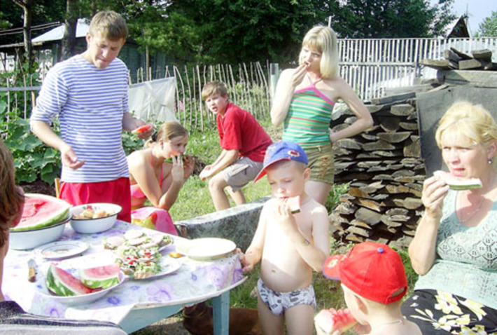 Роль главы семейства выполняет «старшая» мама Татьяна Николаевна, чьими заботливыми руками сочная ягода была равномерно распределена между всеми членами семейства