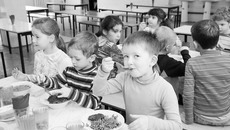И с питанием, и с аппетитом у ребятишек всё в порядке. Фото Сергея ДЯТЛОВА