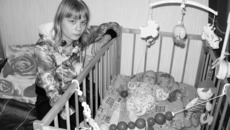 Мама Лена с одним из двойняшек. Фото Веры УТЮПИНОЙ.