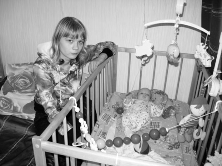 Мама  Лена с одним из двойняшек. Фото Веры УТЮПИНОЙ.