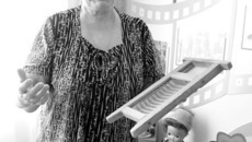 Надежда Алексеева с любимым экспонатом — детсадовской стиральной доской, которая учит детишек управляться с домашним хозяйством. Фото Марианны ДАНИЛОВОЙ