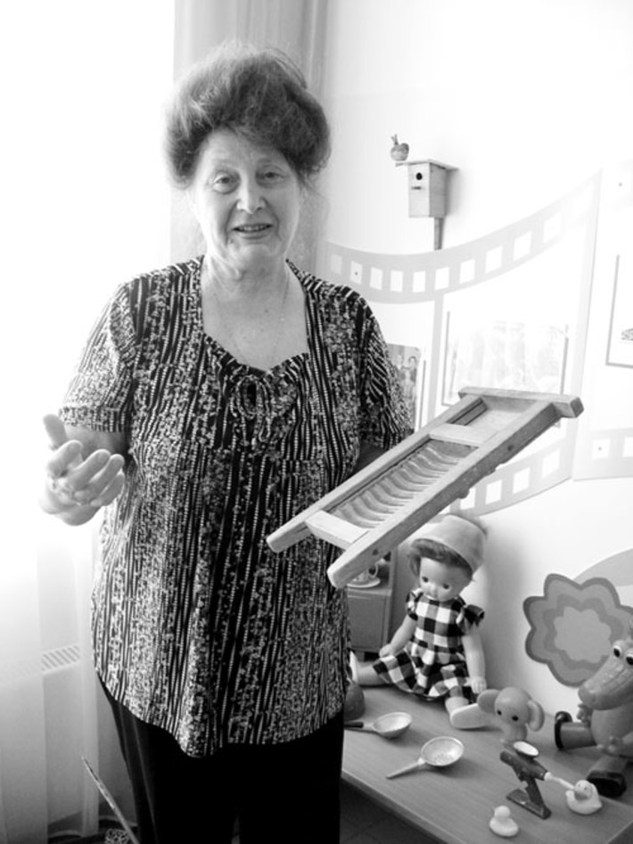 Надежда Алексеева с любимым экспонатом — детсадовской стиральной доской, которая учит детишек управляться с домашним хозяйством. Фото Марианны ДАНИЛОВОЙ