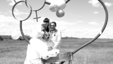 Так теперь в Здвинске отмечают свадьбы. Фото Зои ТЮРИНОЙ