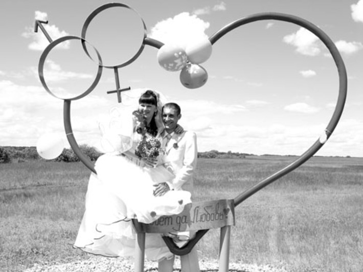 Так теперь в Здвинске отмечают свадьбы. Фото Зои ТЮРИНОЙ