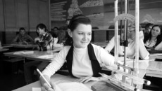 Азиза Бакаева определяет влажность и температуру воздуха. Фото Михаила ПЕРМИНА