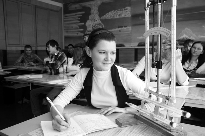 Азиза Бакаева определяет влажность и температуру воздуха. Фото Михаила ПЕРМИНА