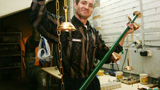 Вячеслав Лантушенко:  такие светильники для бильярда изготавливают  у нас в «Конусе»! Фото Сергея ДЯТЛОВА