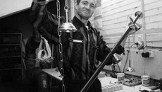 Вячеслав Лантушенко:  такие светильники для бильярда изготавливают  у нас в «Конусе»! Фото Сергея ДЯТЛОВА