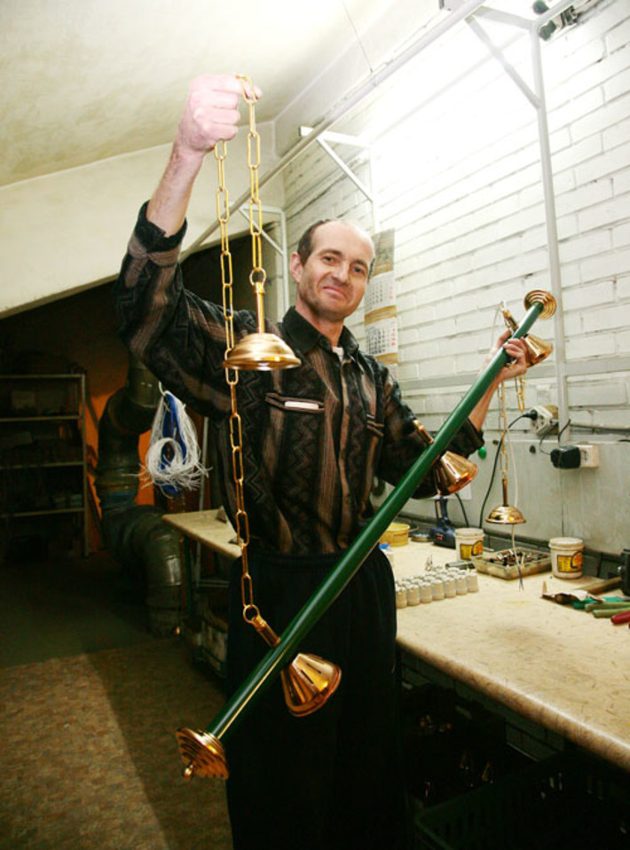 Вячеслав Лантушенко:  такие светильники для бильярда изготавливают  у нас в «Конусе»! Фото Сергея ДЯТЛОВА