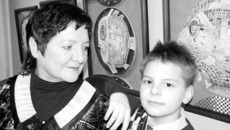 Людмила Шляга с внуком Ваней. Ему 9 лет, он занимается витражной живописью в детской изостудии при ДК им. Попова, а также очень любит спорт — увлекается тэквондо. Фото Алексея ФЁДОРОВА