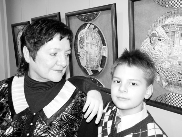 Людмила Шляга с внуком Ваней. Ему 9 лет, он занимается витражной живописью в детской изостудии при ДК им. Попова, а также очень любит спорт — увлекается тэквондо. Фото Алексея ФЁДОРОВА