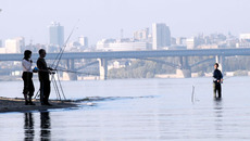 Человеку  с удочкой доступны все водоёмы области. Фото Михаила ПЕРМИНА