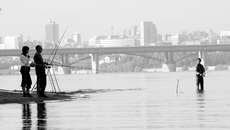 Человеку  с удочкой доступны все водоёмы области. Фото Михаила ПЕРМИНА