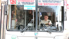 Курение за рулём не только вредная, но и опасная привычка. Фото Михаила ПЕРМИНА