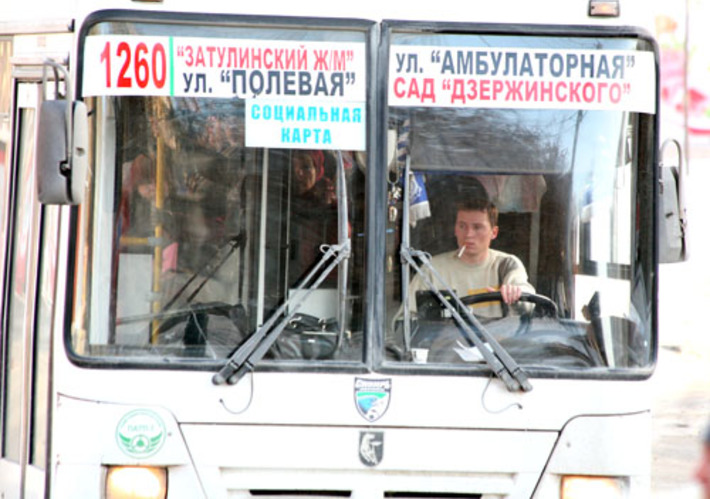 Курение за рулём не только вредная, но и опасная привычка. Фото Михаила ПЕРМИНА