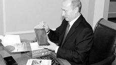 Владимир Путин с навигатором ГЛОНАСС. Фото с сайта kremlin.ru
