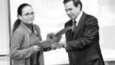 Мэр Новосибирска Владимир Городецкий поздравляет с победой нашего корреспондента Дарью Доротову. Фото Михаила ПЕРМИНА.