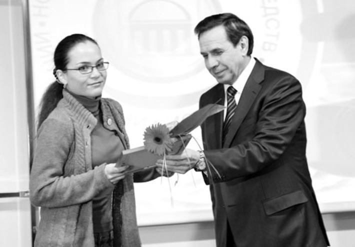 Мэр Новосибирска Владимир Городецкий поздравляет с победой нашего корреспондента Дарью Доротову. Фото Михаила ПЕРМИНА.