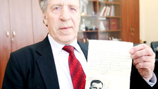 Письмо  от Гагарина Фёдор Романович хранит как зеницу ока. Фото Михаила ПЕРМИНА.