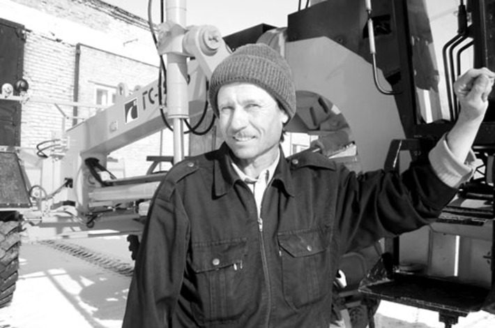 Владимир Бутяга — лучший машинист автогрейдера  в краснозерской дорожной организации  ООО «ИнвестСтройПроект».  Фото Марины ЛУПЕЙКЕНЕ.