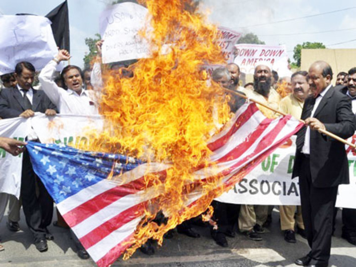 Как и ожидалось, мусульманский мир бурно отреагировал  на акцию американского священника. Фото с сайта fotoden.info