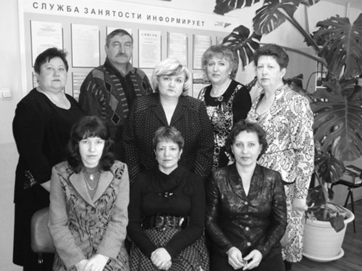 Коллектив центра занятости населения Колыванского района сегодня, Е.М. Налимова — в центре в первом ряду.