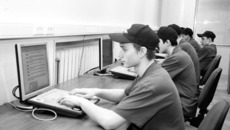 Тестирование будущих станочников  по специальности «металлообработка». Фото Сергея ДЯТЛОВА.