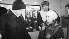 Один из безбилетников решил сделать «заявление для прессы». Фото Дарьи ДОРОТОВОЙ.