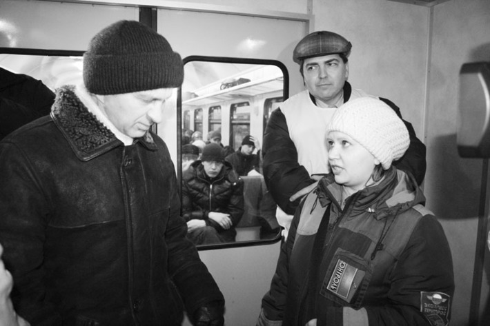 Один из безбилетников решил сделать «заявление для прессы». Фото Дарьи ДОРОТОВОЙ.