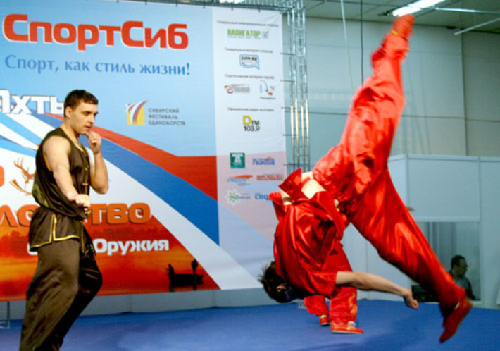 В рамках выставки «СпортСиб-2011» прошел традиционный фестиваль боевых искусств, где свое мастерство показали представители самых разных направлений и стилей. Фото Натальи МАНТОРОВОЙ.