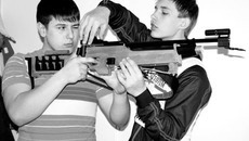 У стенда СДЮШОР «Локомотив» на специально огороженном стрельбище все желающие могли опробовать в действии настоящее оружие снежных снайперов. И, возможно, сделать тем самым первый шаг к своей будущей карьере биатлониста. Фото Натальи МАНТОРОВОЙ.