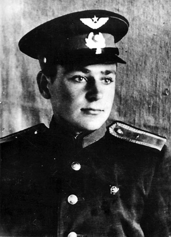 Герман Титов — курсант Сталинградского военного училища летчиков, г. Новосибирск, 1954 г. Фото с сайта agkm.ru.