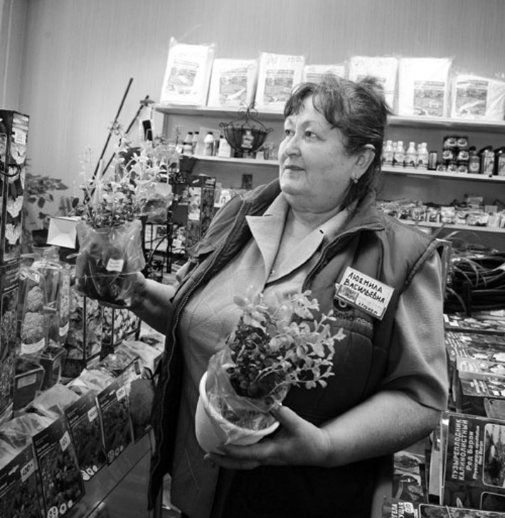 Людмила Кривцова знает  о семенах и растениях всё. Фото Сергея ДЯТЛОВА.