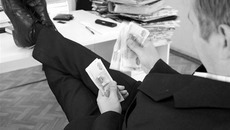 Нередко чиновники, вымогающие взятки, проповедуют идею, что в современных условиях только так и может, и должна развиваться экономика и общество… Прозрение к ним приходит позже, когда оказываются на нарах. Фото с сайта narod.gorod.ru