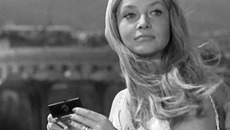 Считалось, что в СССР моды нет, но советские женщины не сдавались — шили платья, делали завивку, красили ресницы твердой тушью пластмассовой кисточкой... Наталья Кустинская в фильме «Иван Васильевич меняет профессию» демонстрирует культовый косметический продукт советских женщин — тушь в брусочке, в которую перед употреблением следовало плюнуть.