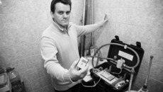 Переносную установку для поверки приборов учета демонстрирует Рудольф Артурович Иост — начальник лаборатории метрологического контроля за средствами измерений теплотехнических величин. Фото Сергея ДЯТЛОВА
