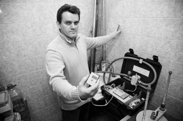 Переносную установку для поверки приборов учета демонстрирует Рудольф Артурович Иост — начальник лаборатории метрологического контроля за средствами измерений теплотехнических величин. Фото Сергея ДЯТЛОВА