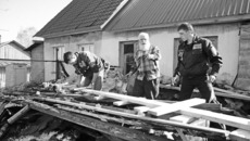 На помощь ветерану прибыла бригада стройотрядовцев. Фото Сергея ДЯТЛОВА.