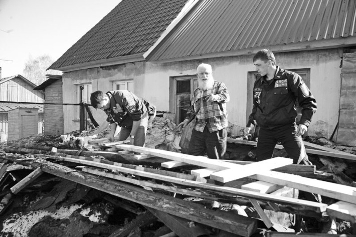 На помощь ветерану прибыла бригада стройотрядовцев. Фото Сергея ДЯТЛОВА.