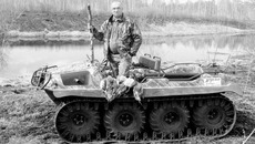 Депутат Заксобрания, директор ЗЖБИ-4 Николай Мочалин, как и тысячи новосибирцев, сегодня открывает сезон охоты. Фото из семейного архива Николая Мочалина.