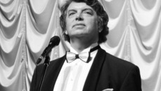 В Новосибирске Сергей Захаров «взял публику» и закончил выступление при стоящем после долгих оваций зале. Фото Алексея ФЁДОРОВА