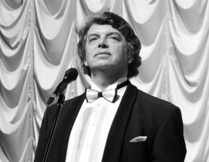 В Новосибирске Сергей Захаров «взял публику» и закончил выступление при стоящем после долгих оваций зале. Фото Алексея ФЁДОРОВА
