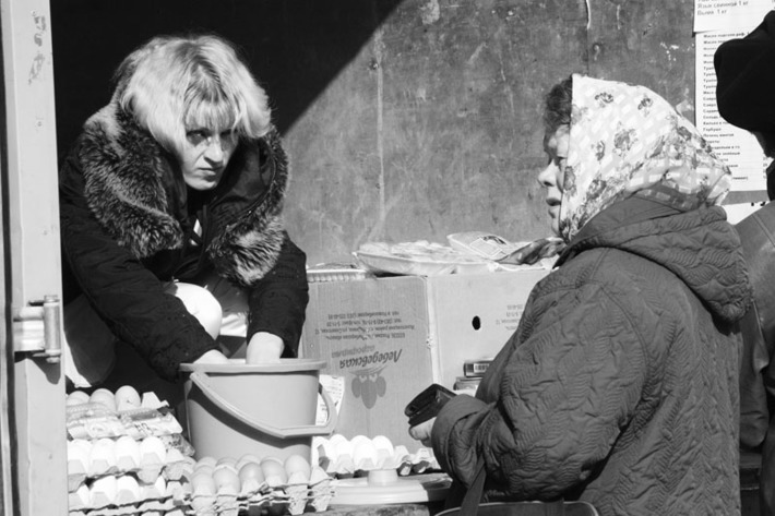 Накануне Пасхи  яйца были самым востребованным товаром. Фото Михаила ПЕРМИНА