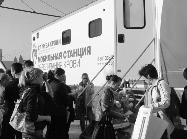 Мобильная станция может одновременно принять несколько человек. Фото Веры УТЮПИНОЙ