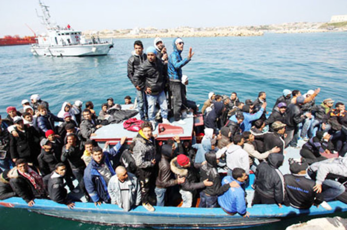 Тысячи мигрантов прибыли на итальянский остров Лаперуза в рыболовецких лодках и катерах. Фото с www.daypic.ru