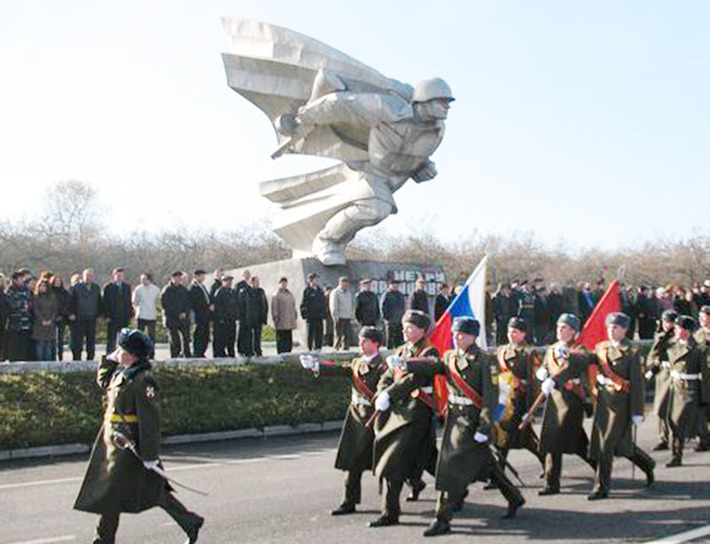 Памятник  Петру Барбашеву у села Гизель в Северной Осетии. Фото из книги «Памятники новосибирцам — защитникам Отечества»